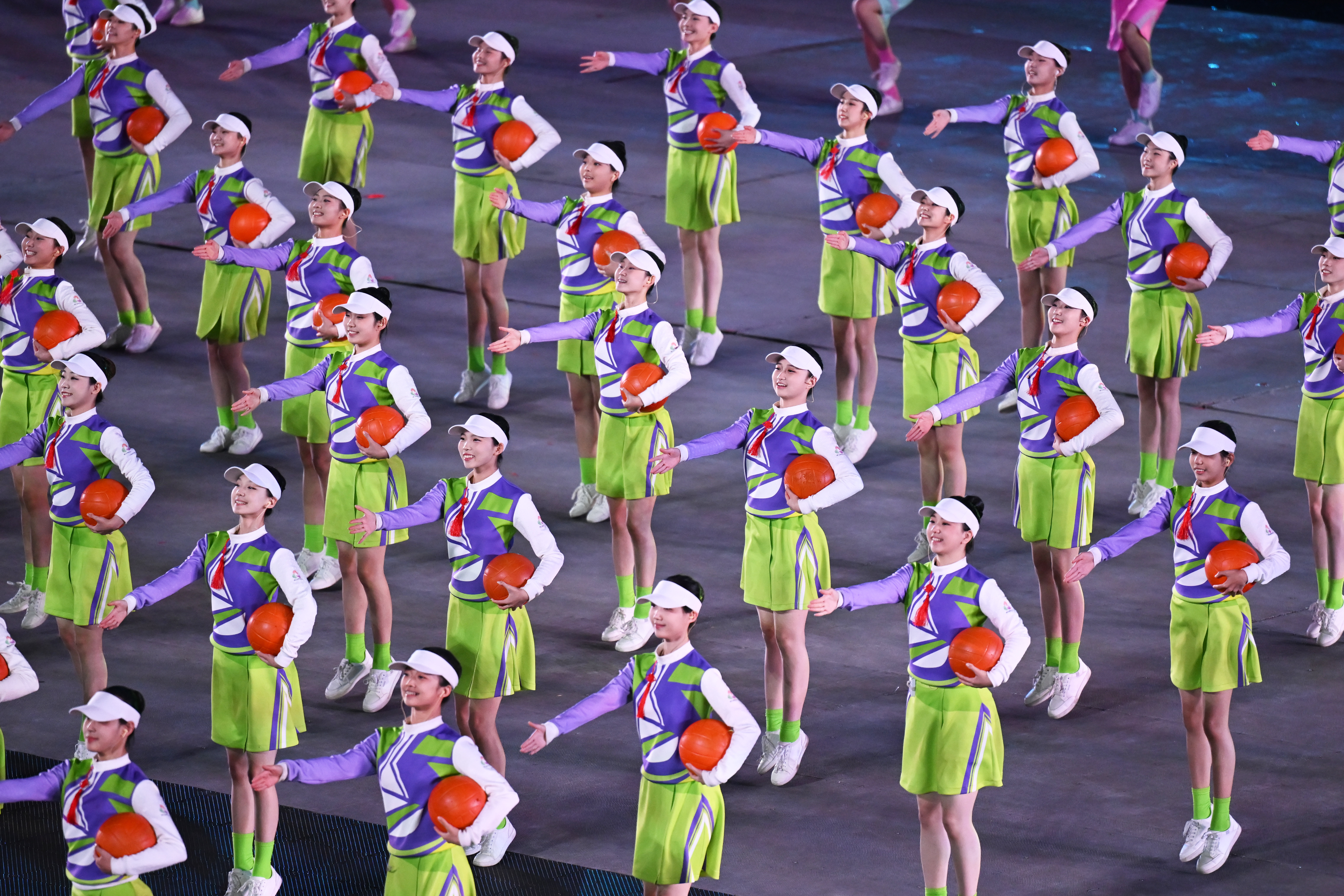 ↑ 演员在闭幕式现场表演。 新华社记者 李紫恒 摄</p><p style=